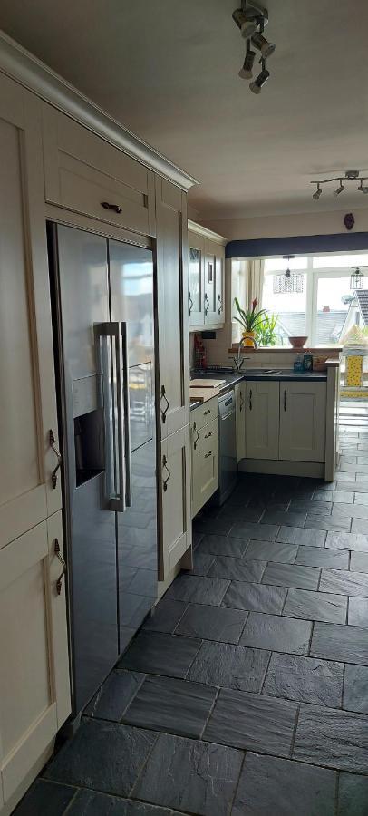 Sea Crest, Beautiful Home In Tenby With Sea Views Екстериор снимка